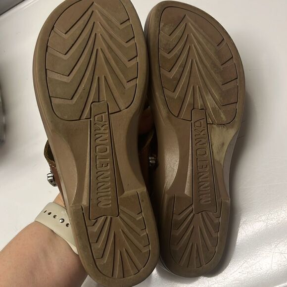 Minnetonka Brown Women’s Silverthorne 360 Thong Memory Foam Leather Sandals-Sz 7 - Picture 9 of 16